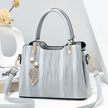 Women's handbag: 2024 fashion trend - new vertical striped, large capacity, middle-aged shoulder bag, high-quality tote, mom bag