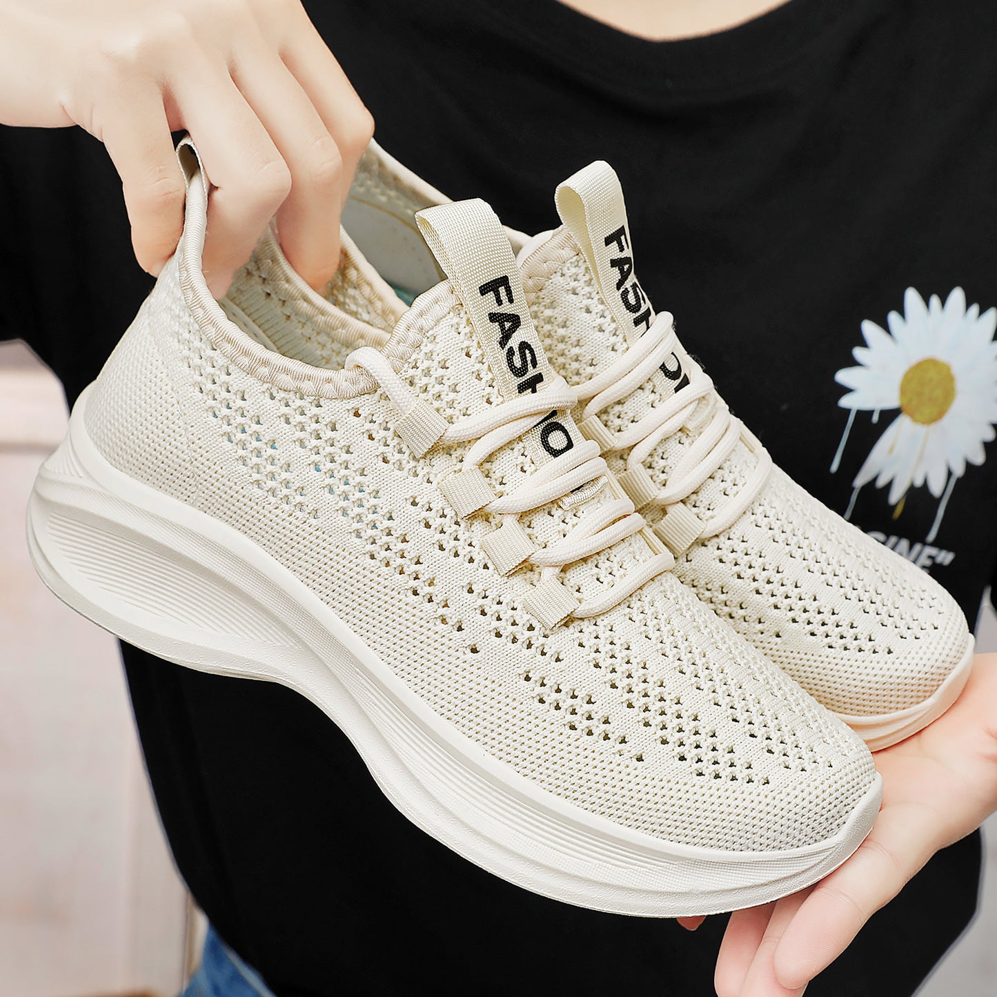 Women's fashion flats for spring 2026: flyknit mesh breathable soft sole running shoes, casual shoes, export-grade athletic shoes