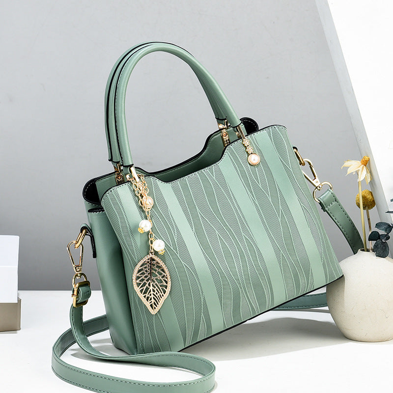 Women's handbag: 2024 fashion trend - new vertical striped, large capacity, middle-aged shoulder bag, high-quality tote, mom bag
