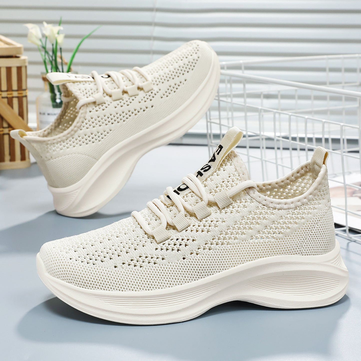 Women's fashion flats for spring 2026: flyknit mesh breathable soft sole running shoes, casual shoes, export-grade athletic shoes