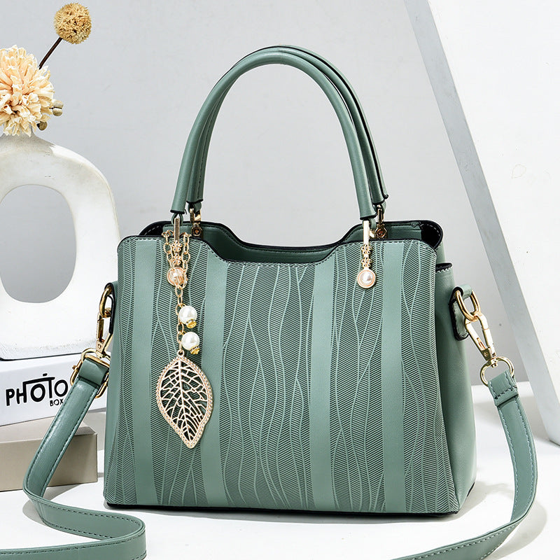 2026 new women's handbag wholesale: fashionable leaf charm, solid color, large capacity, minimalist shoulder bag, stylish tote, crossbody bag