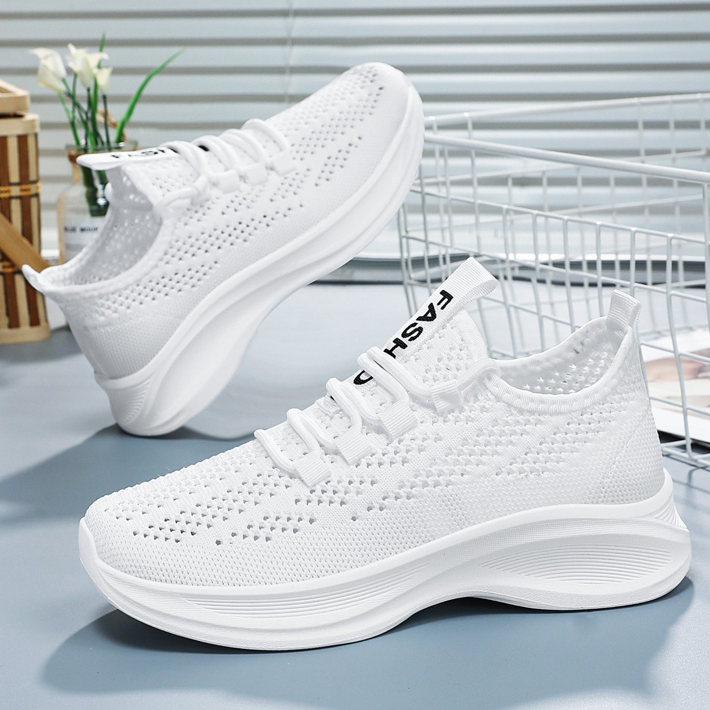 Women's fashion flats for spring 2026: flyknit mesh breathable soft sole running shoes, casual shoes, export-grade athletic shoes